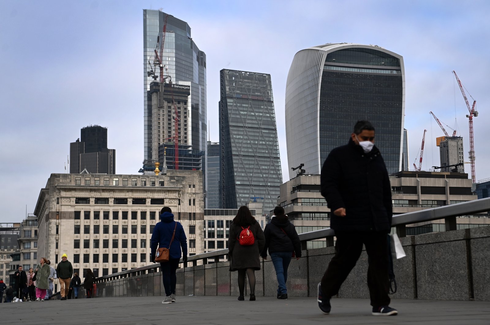 Pedestrians walk through London&#039;s financial district in London, U.K., Jan. 26, 2022. (EPA Photo)