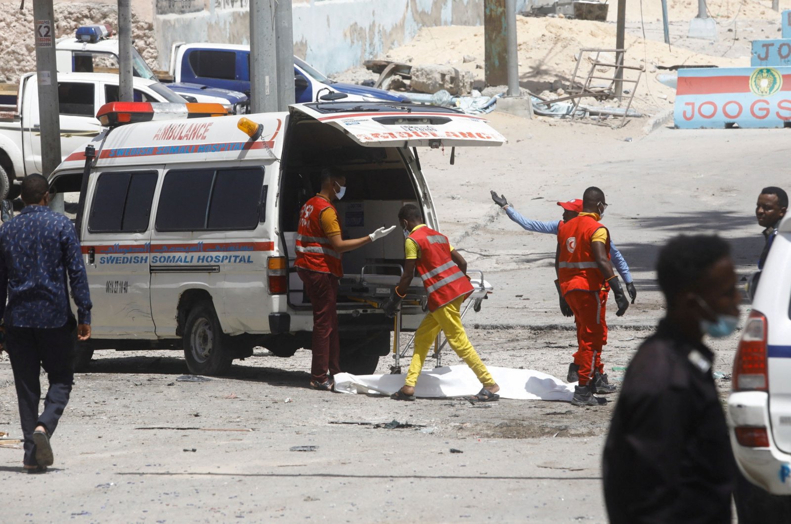 Paramedics prepare to transport the body of an unidentified man killed in an explosion at a checkpoint near the presidential palace in Mogadishu, Somalia, Feb. 10, 2022. (Reuters Photo)
