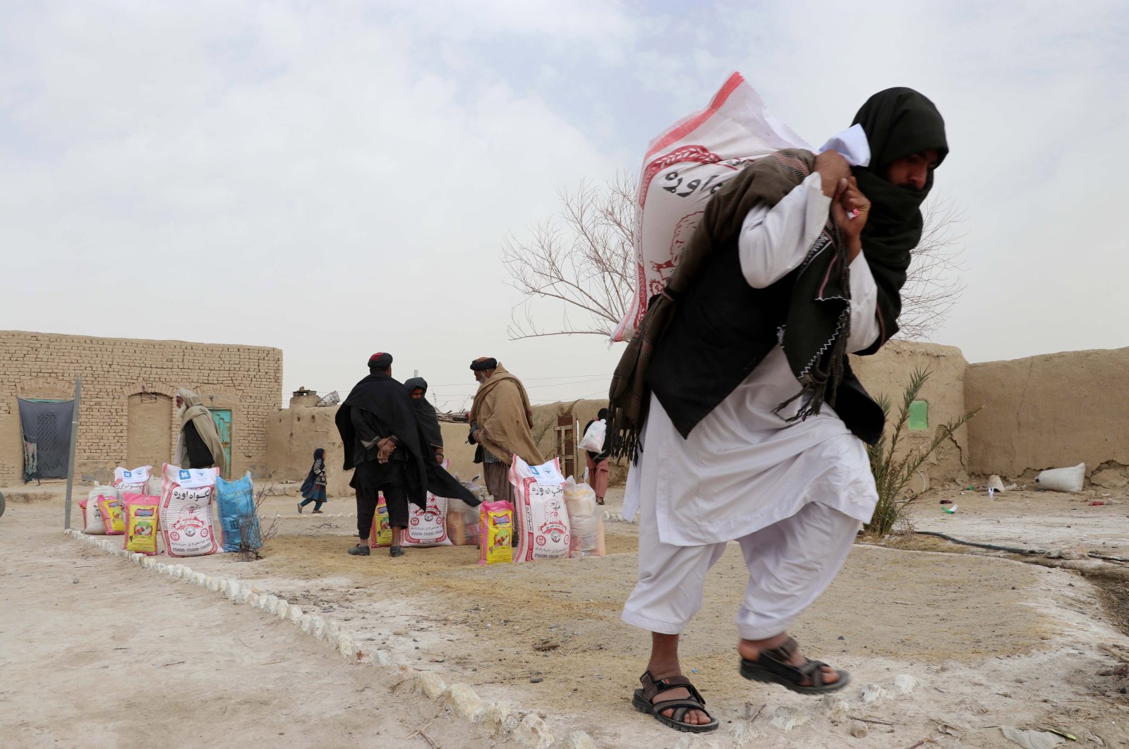 People receive food rations distributed by Afghan Charity Foundation in Kandahar, Afghanistan,  Feb. 6, 2022. (EPA File Photo)