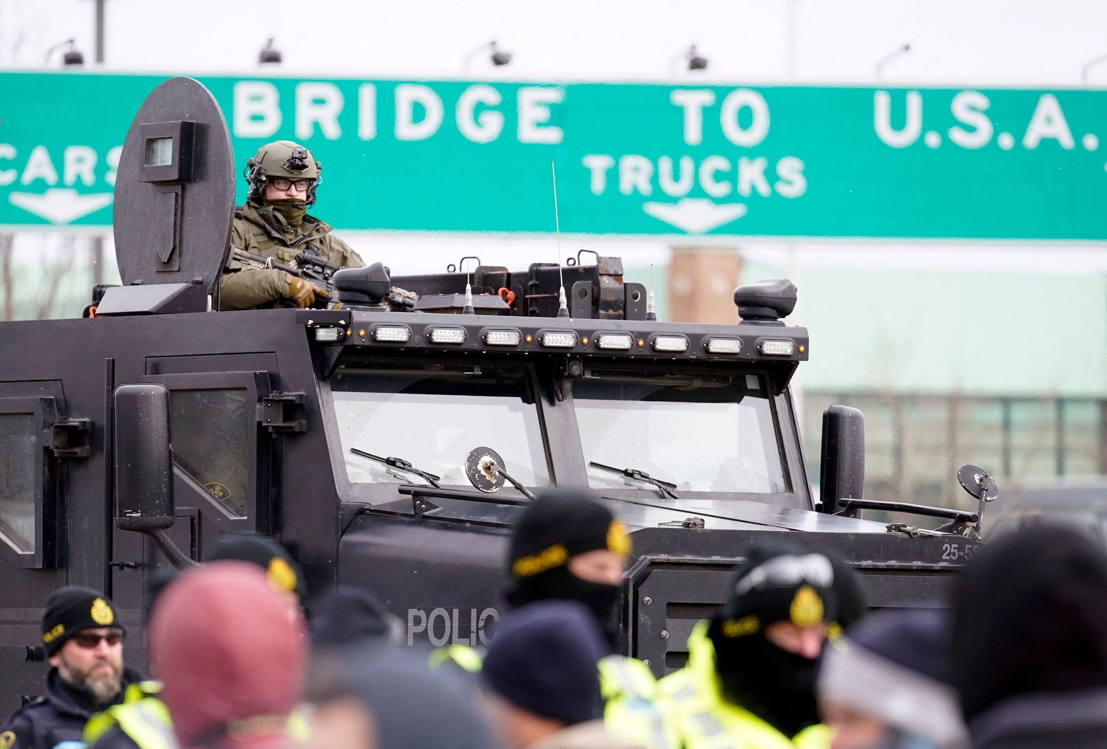 Canadian police deploy to move protesters blocking access to the Ambassador Bridge and demanding an end to government COVID-19 mandates, in Windsor, Ontario, Canada, Feb. 12, 2022. (AFP Photo)