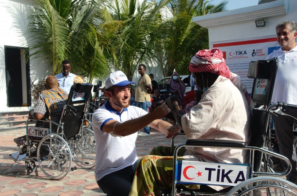 TIKA workers deliver wheelchairs to disabled people, in Mogadishu, Somalia, Dec. 13, 2021. (COURTESY OF TIKA)