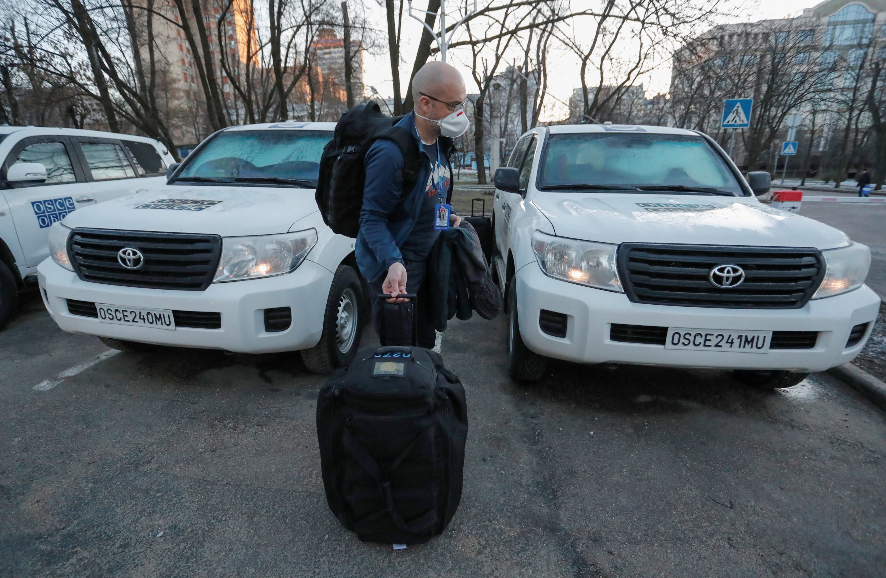 A member of the Organization for Security and Co-operation in Europe (OSCE) loads luggage before leaving the Park Inn hotel housing the monitoring mission in the rebel-controlled city of Donetsk, Ukraine, Feb. 13, 2022. (Reuters Photo)