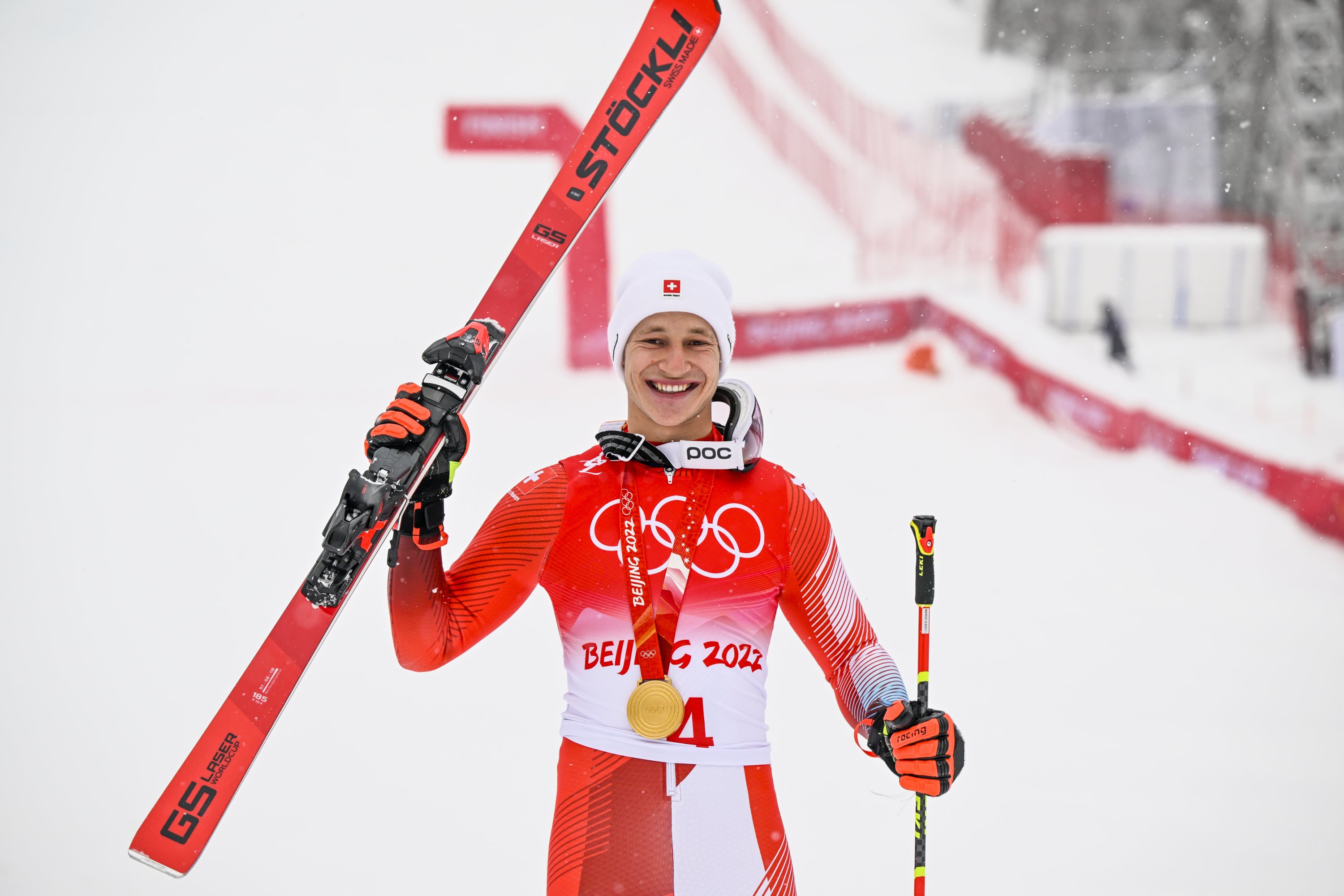 Switzerland's Marco Odermatt celebrates winning gold in the 2022 Olympic Winter Games men's Alpine Skiing giant slalom race, Yanqing, China, Feb. 13, 2022. (EPA Photo)