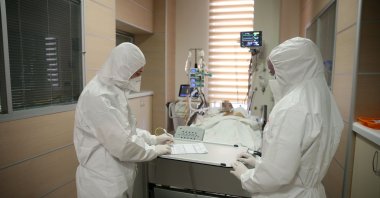 Health care workers attend a patient at a hospital, in Muş, eastern Turkey, Oct. 12, 2021. (AA PHOTO) 