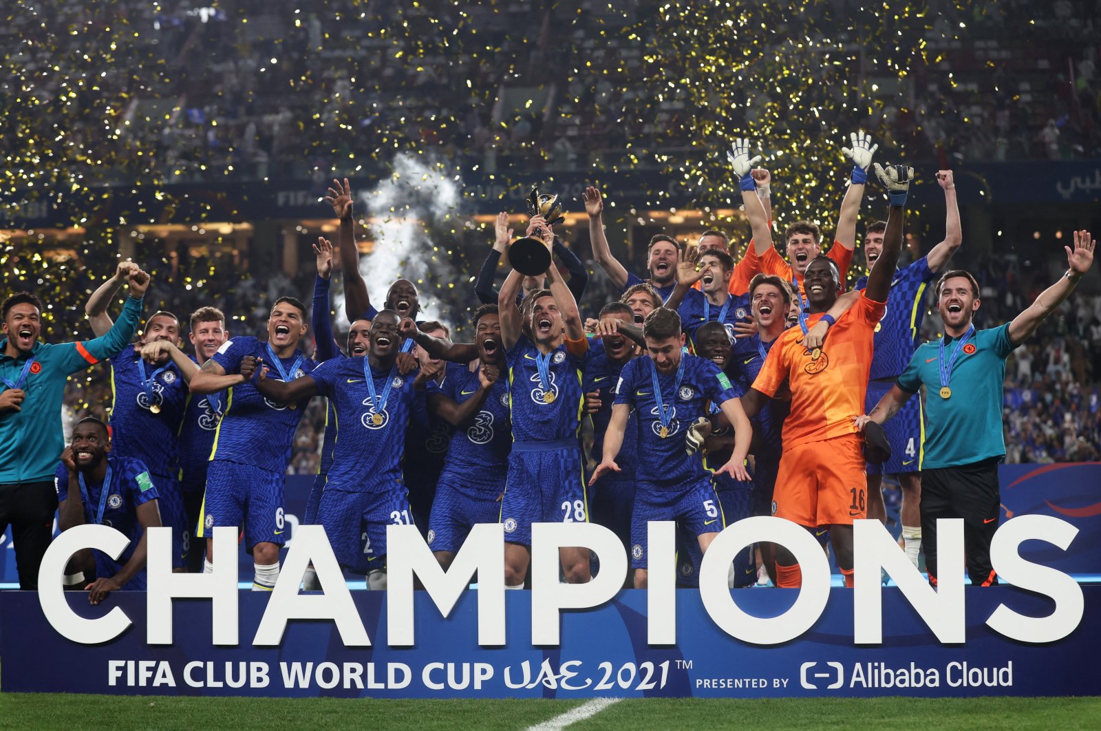 Chelsea&#039;s Cesar Azpilicueta (C) lifts the trophy as they celebrate winning the Club World Cup after beating Palmeiras, Abu Dhabi, UAE, Feb. 12, 2022. (Reuters Photo)