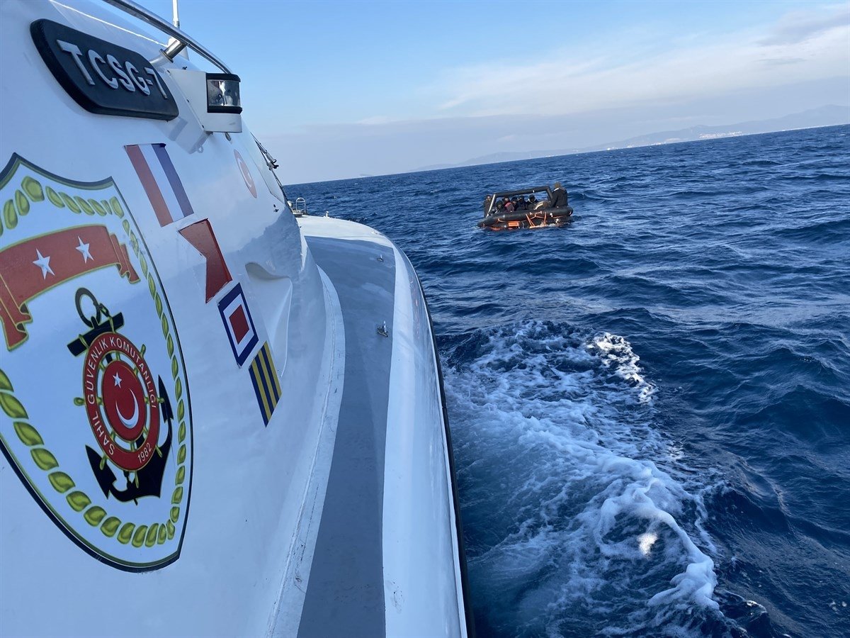 The Turkish coast guard rescued 21 migrants off the western province of Izmir&#039;s Menderes district, Feb. 8, 2022 (AA Photo)