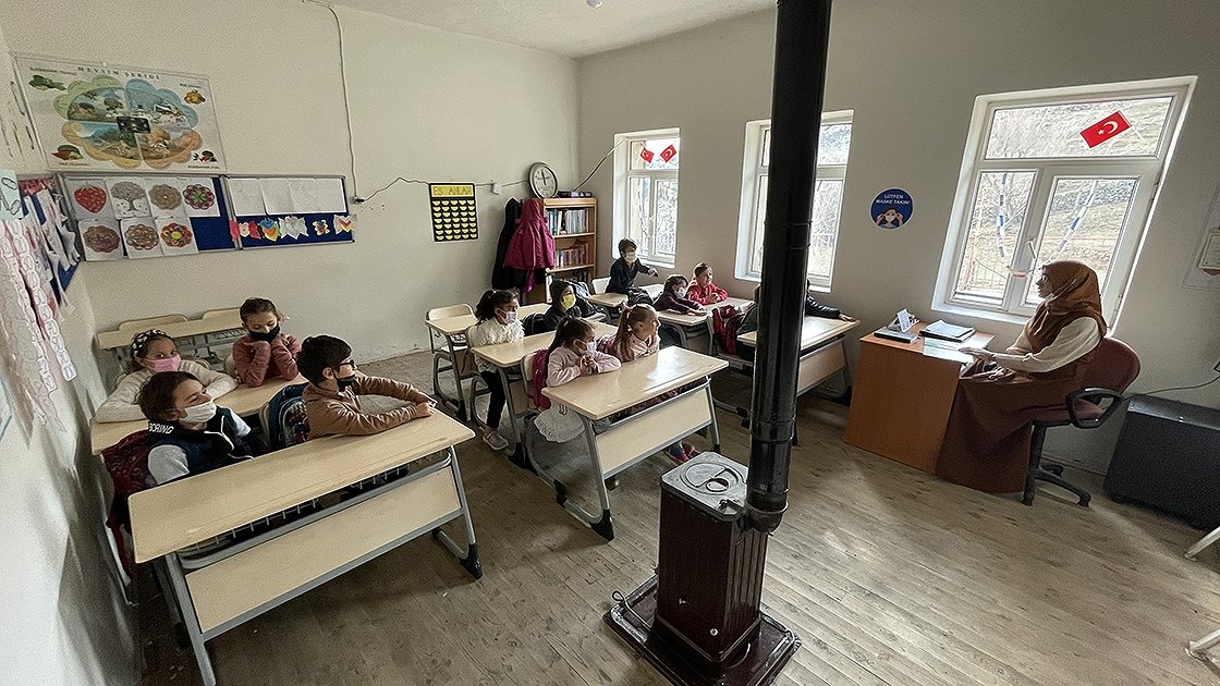 Teacher Zahide Varlı speaks to her students at a village school in Bayburt, northeastern Turkey, Nov. 24, 2021. (AA PHOTO)