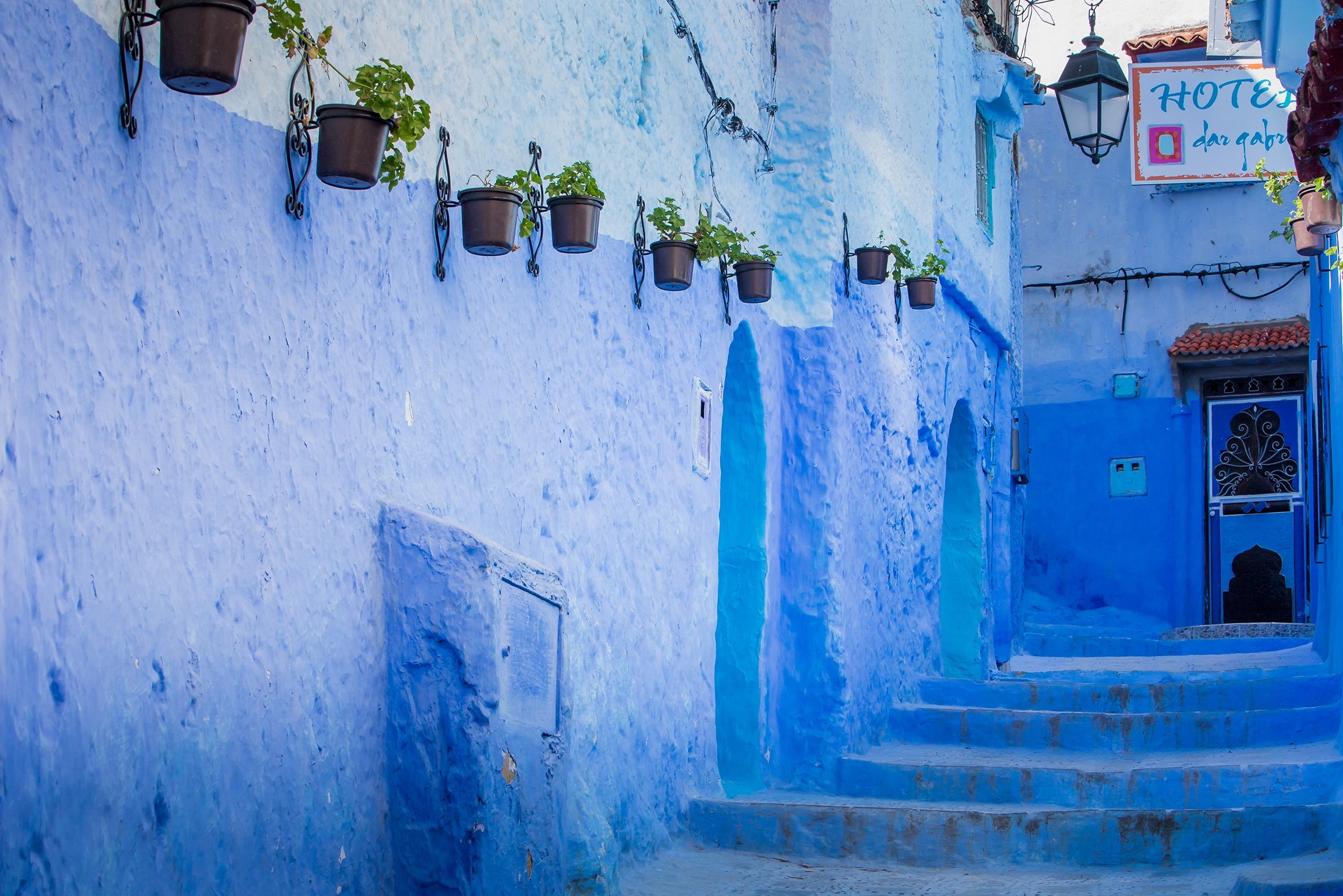 Les premiers habitants de Chefchaouen au Maroc ont peint toute la ville en bleu pour atténuer l'éclat du soleil.  (Afp Photo)