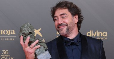 Spanish actor Javier Bardem poses with the Goya award for best actor in &quot;El buen patron&quot; (&quot;The Good Boss&quot;) during a photocall following the 36th Goya awards ceremony at the Palau de les Arts in Valencia, Spain, Feb. 12, 2022. (AFP Photo)