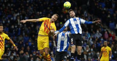 Barcelona's Luuk de Jong (2nd L) jumps for the ball with Espanyol's Fernando Calero (2nd R) during a La Liga match, Barcelona, Spain, Feb. 13, 2022. (AP Photo)