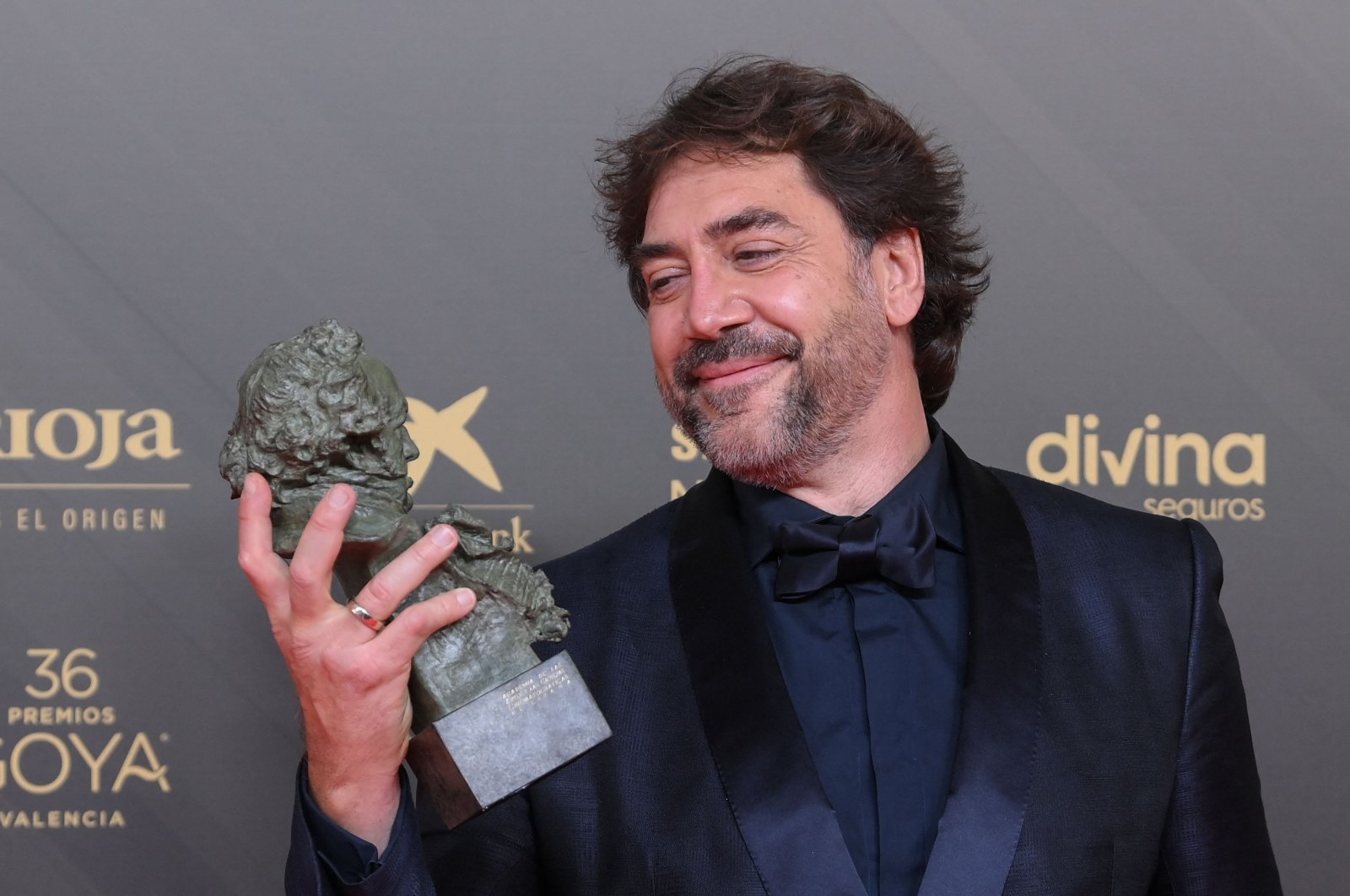 Spanish actor Javier Bardem poses with the Goya award for best actor in &quot;El buen patron&quot; (&quot;The Good Boss&quot;) during a photocall following the 36th Goya awards ceremony at the Palau de les Arts in Valencia, Spain, Feb. 12, 2022. (AFP Photo)
