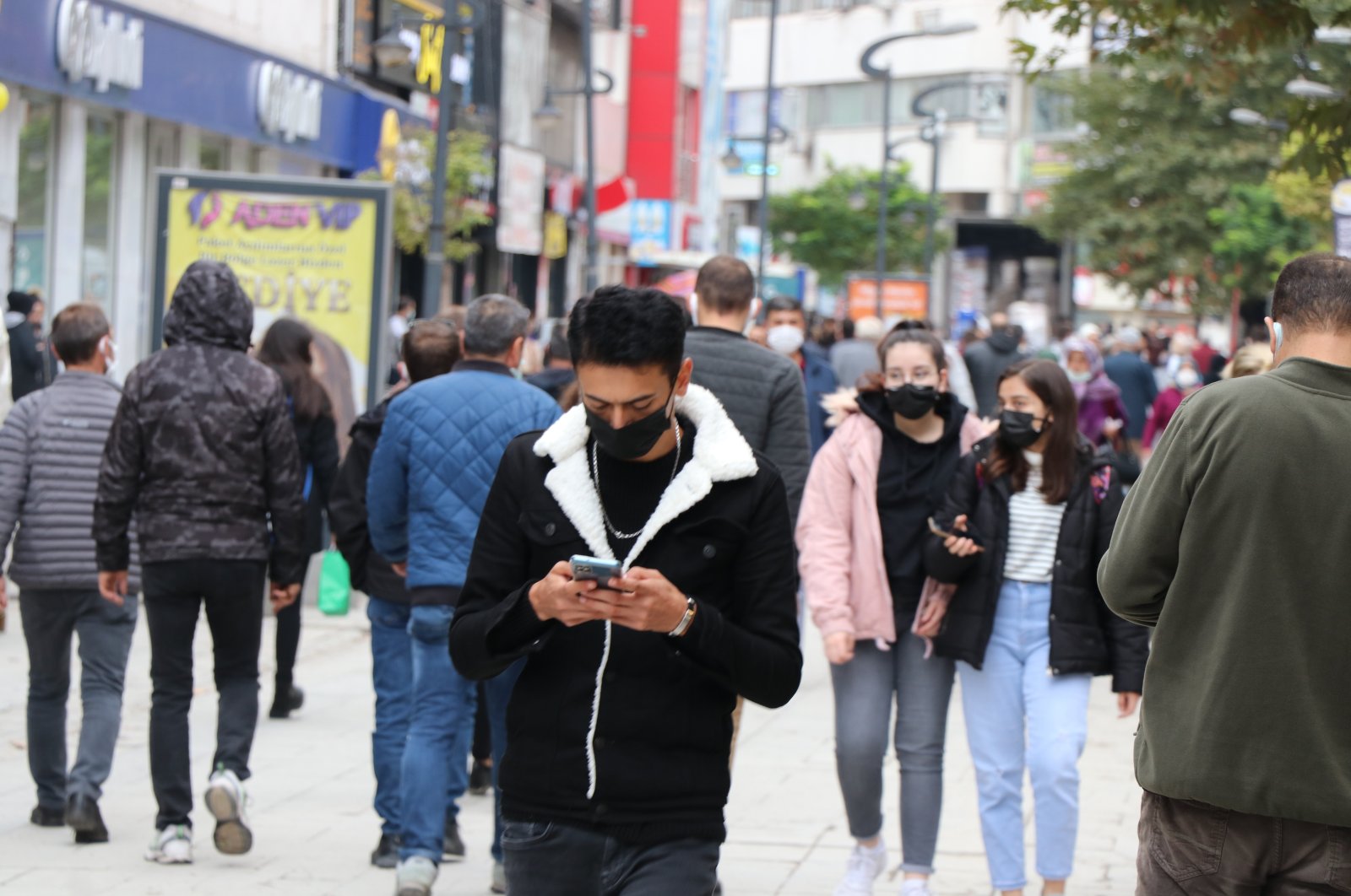 People wearing protective masks against COVID-19 walk on a street in Karabük, northern Turkey, Feb. 14, 2022. (IHA PHOTO)