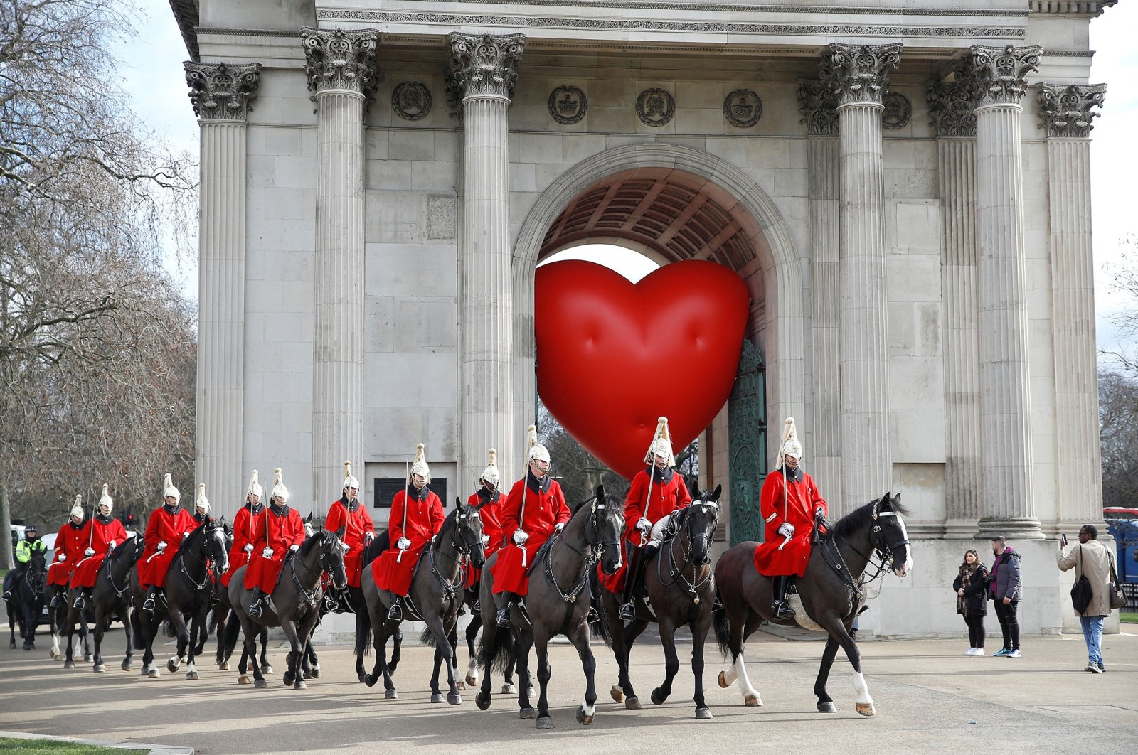 Members of the Household Cavalry walk past Wellington Arch and a large inflatable heart on Valentine&#039;s Day in London, U.K., Feb. 14, 2022. (Reuters Photo)