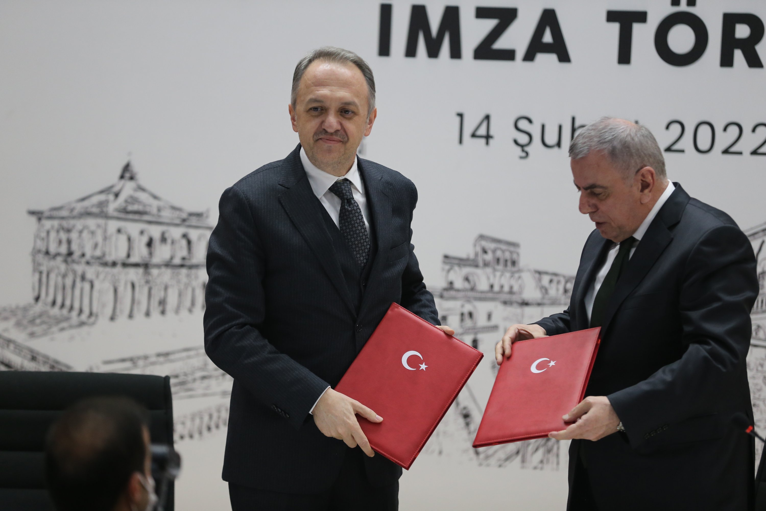 Midyat Mayor Veysi Şahin and Cultural Heritage and Museums General Manager Gökhan Yazgı hold copies of the signed protocol, Mardin, southeastern Turkey, Feb. 14, 2022. (AA Photo)