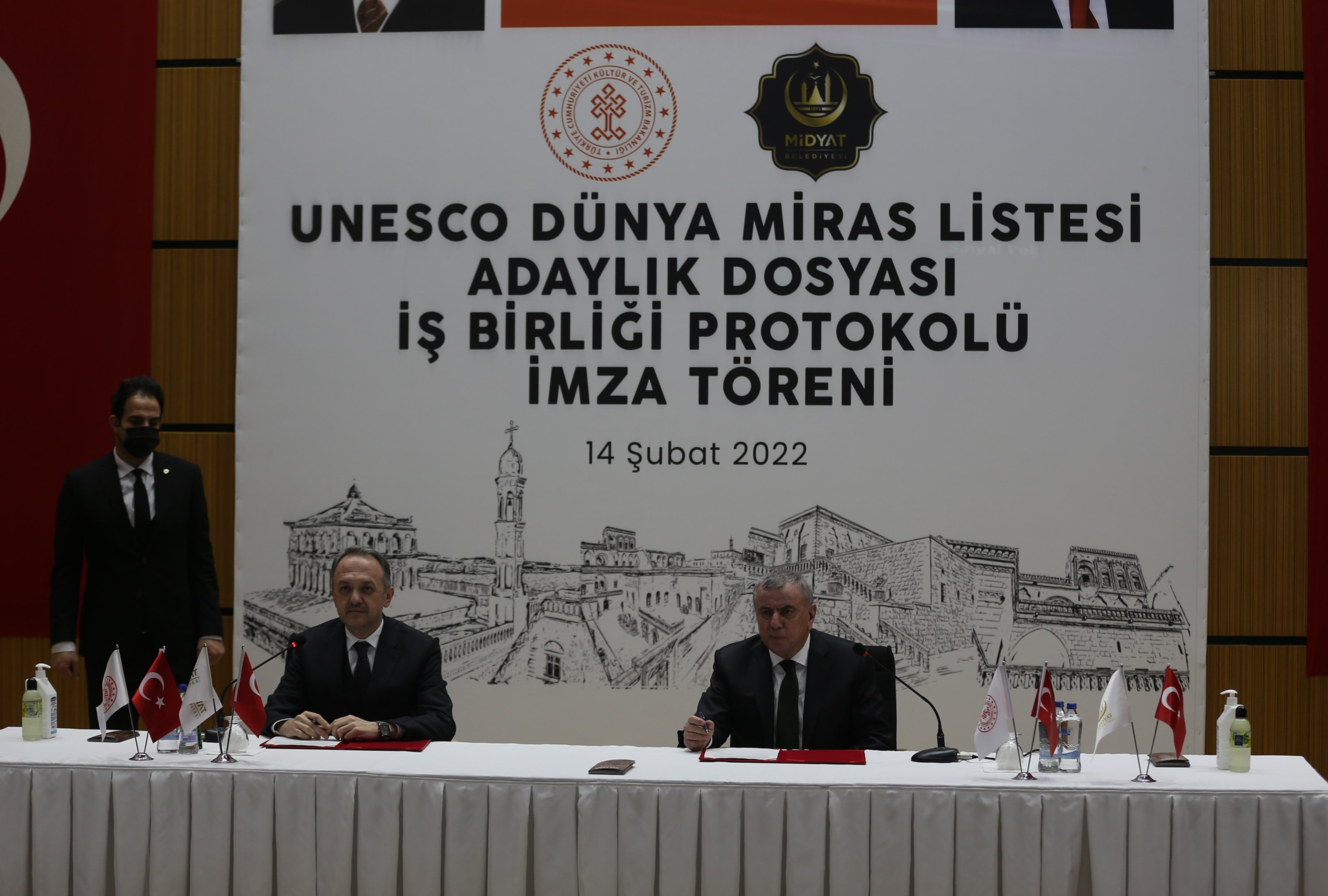 Midyat Mayor Veysi Şahin (R) and Cultural Heritage and Museums General Manager Gökhan Yazgı at the signing of the protocol, Mardin, southeastern Turkey, Feb. 14, 2022. (AA Photo)