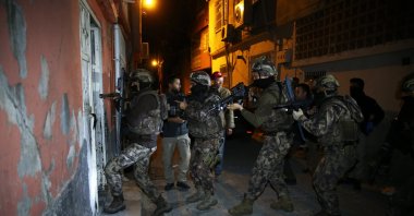 Counterterrorism squads carry out a raid against suspected terrorists in Adana province, Turkey, March 12, 2020. (Sabah File Photo)