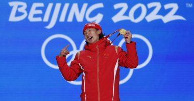 China&#039;s Su Yiming celebrates after winning Beijing 2022 Winter Olympics gold in snowboard men&#039;s big air, Beijing, China, Feb. 15, 2022. (Reuters Photo) 