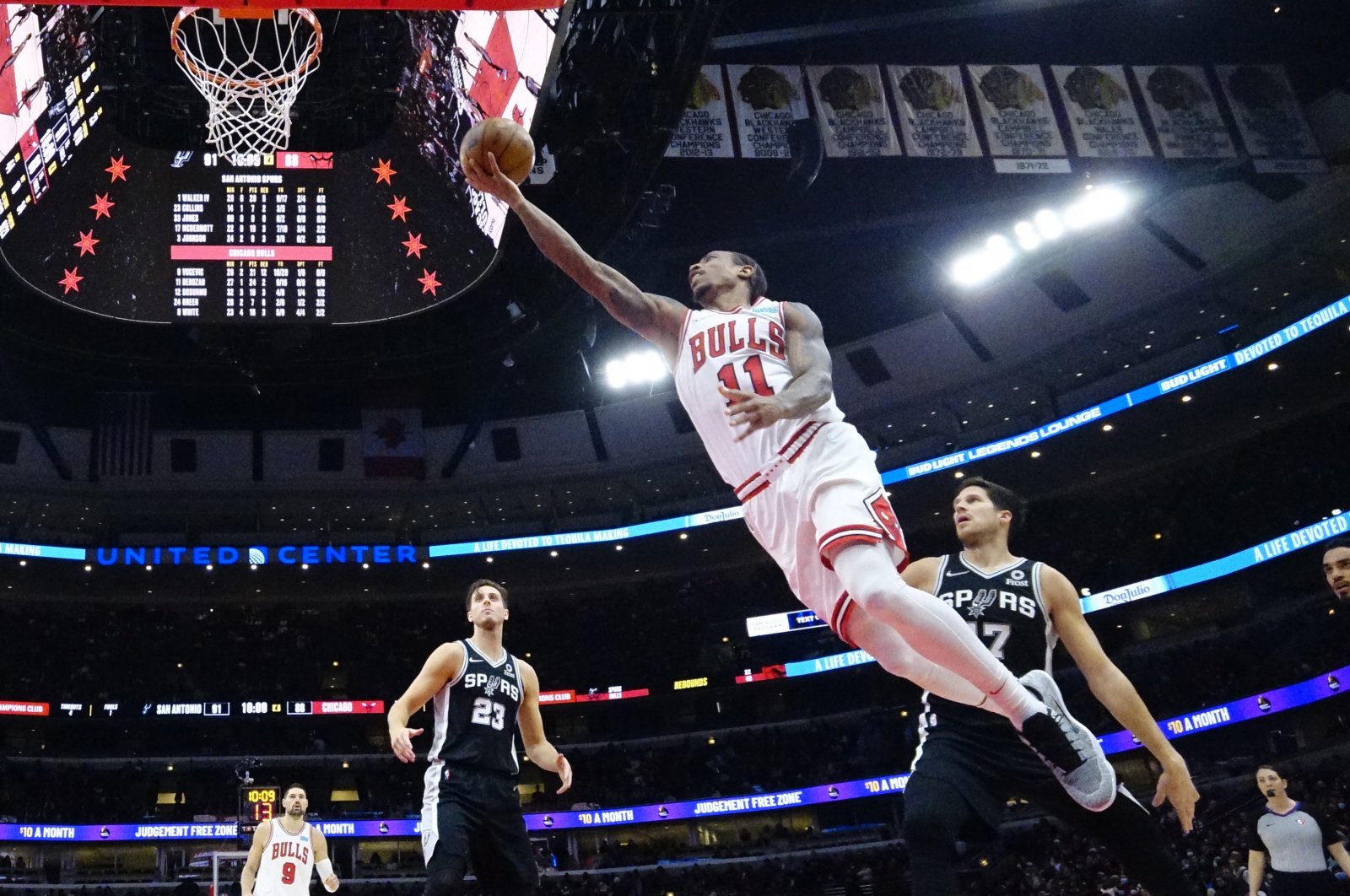 Chicago Bulls DeMar DeRozan (2nd R) scores in an NBA game against the San Antonio Spurs, Chicago, Illinois, U.S., Feb. 14, 2022. (Reuters Photo)