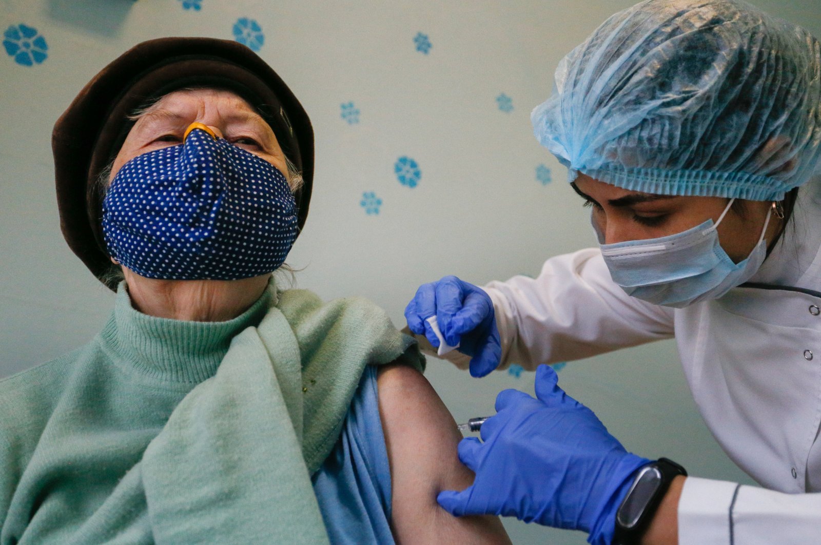 A medical worker administers a flu vaccine to a patient in the pro-Russian militant-controlled city of Donetsk, Ukraine, Nov. 18, 2020. (EPA-EFE Photo)