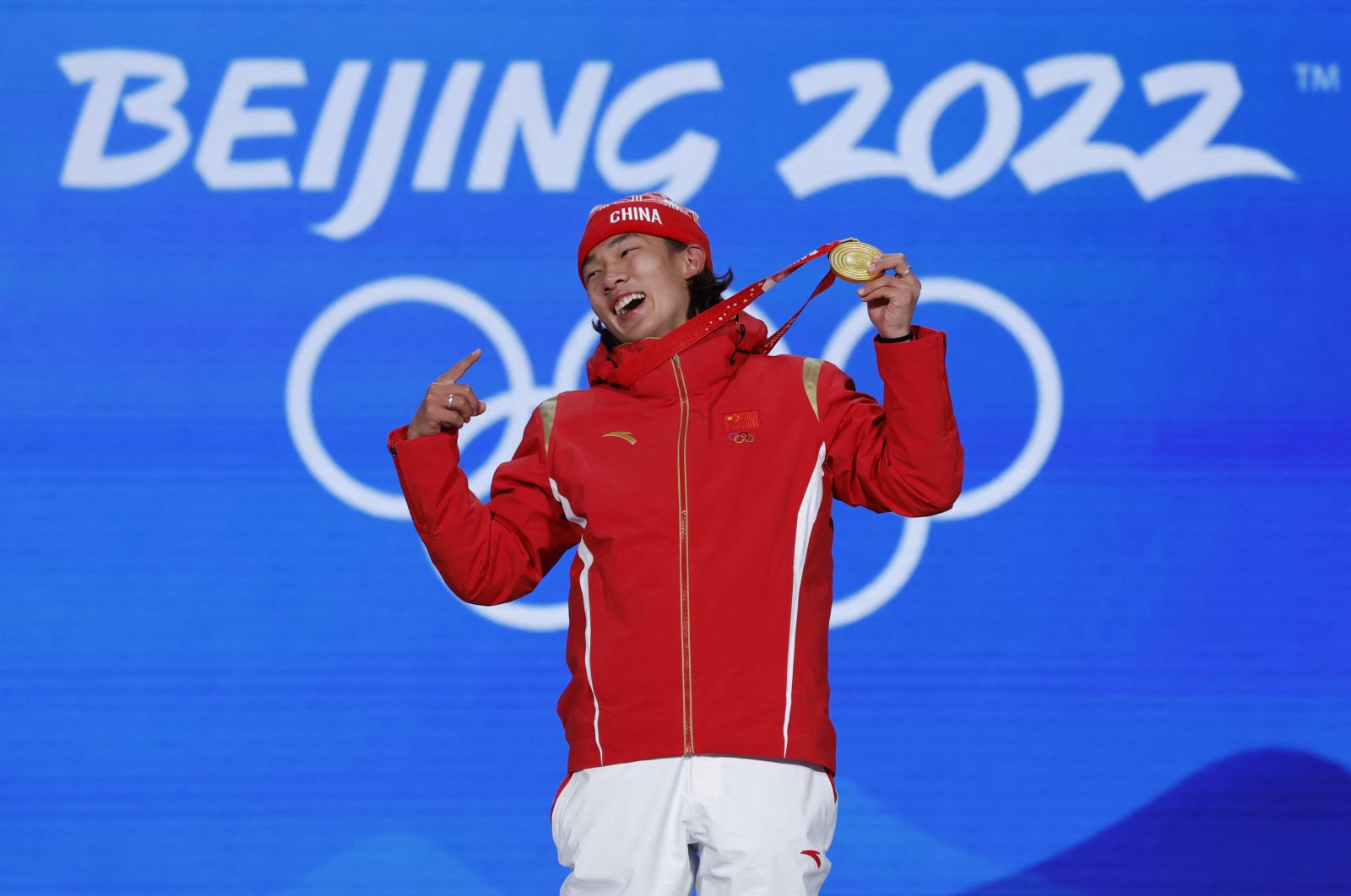 China&#039;s Su Yiming celebrates after winning Beijing 2022 Winter Olympics gold in snowboard men&#039;s big air, Beijing, China, Feb. 15, 2022. (Reuters Photo) 