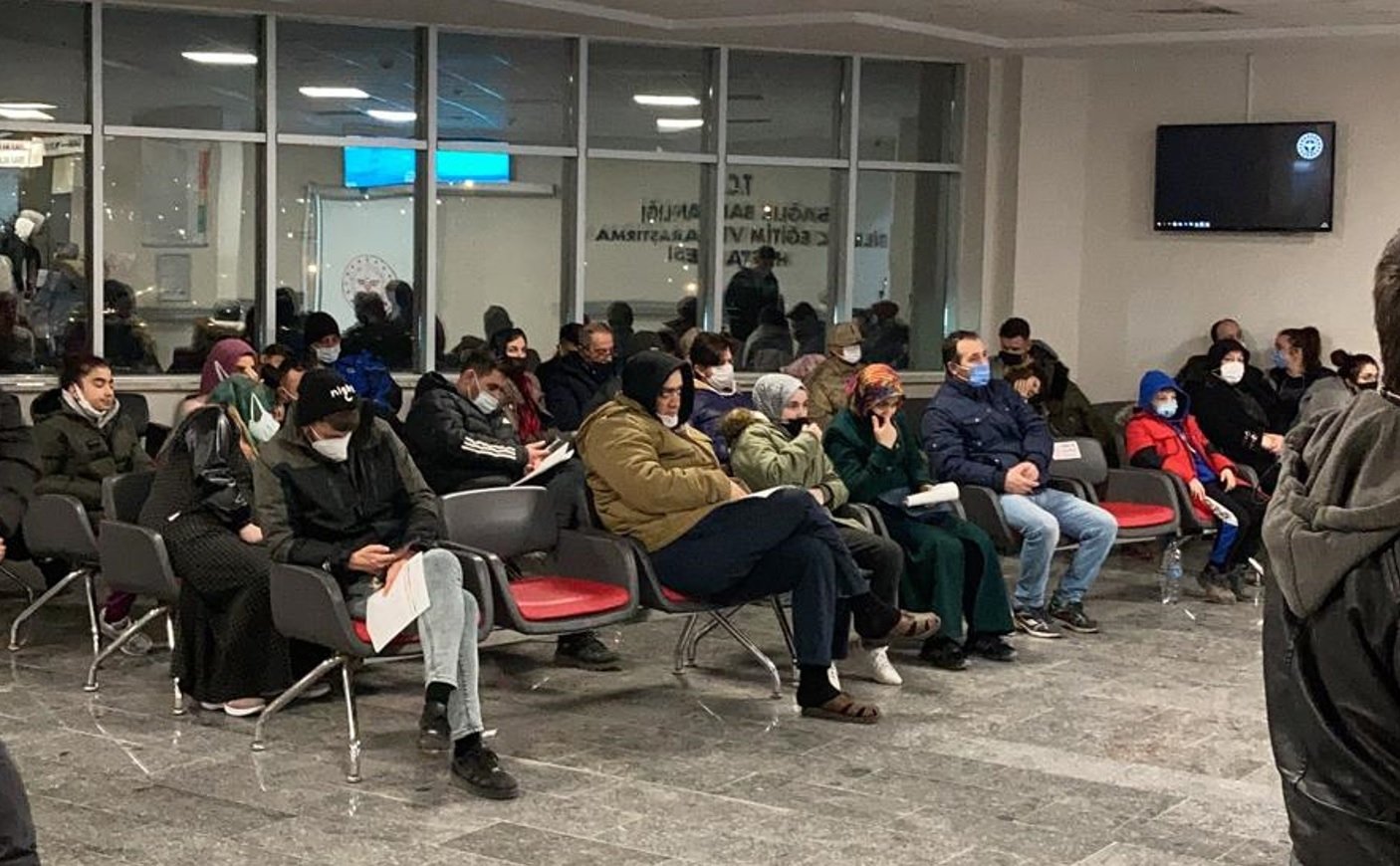 People waiting for treatment at the emergency room of a hospital, in Bilecik, western Turkey, Feb. 10, 2022. (PHOTO BY TUNA ÇAM)