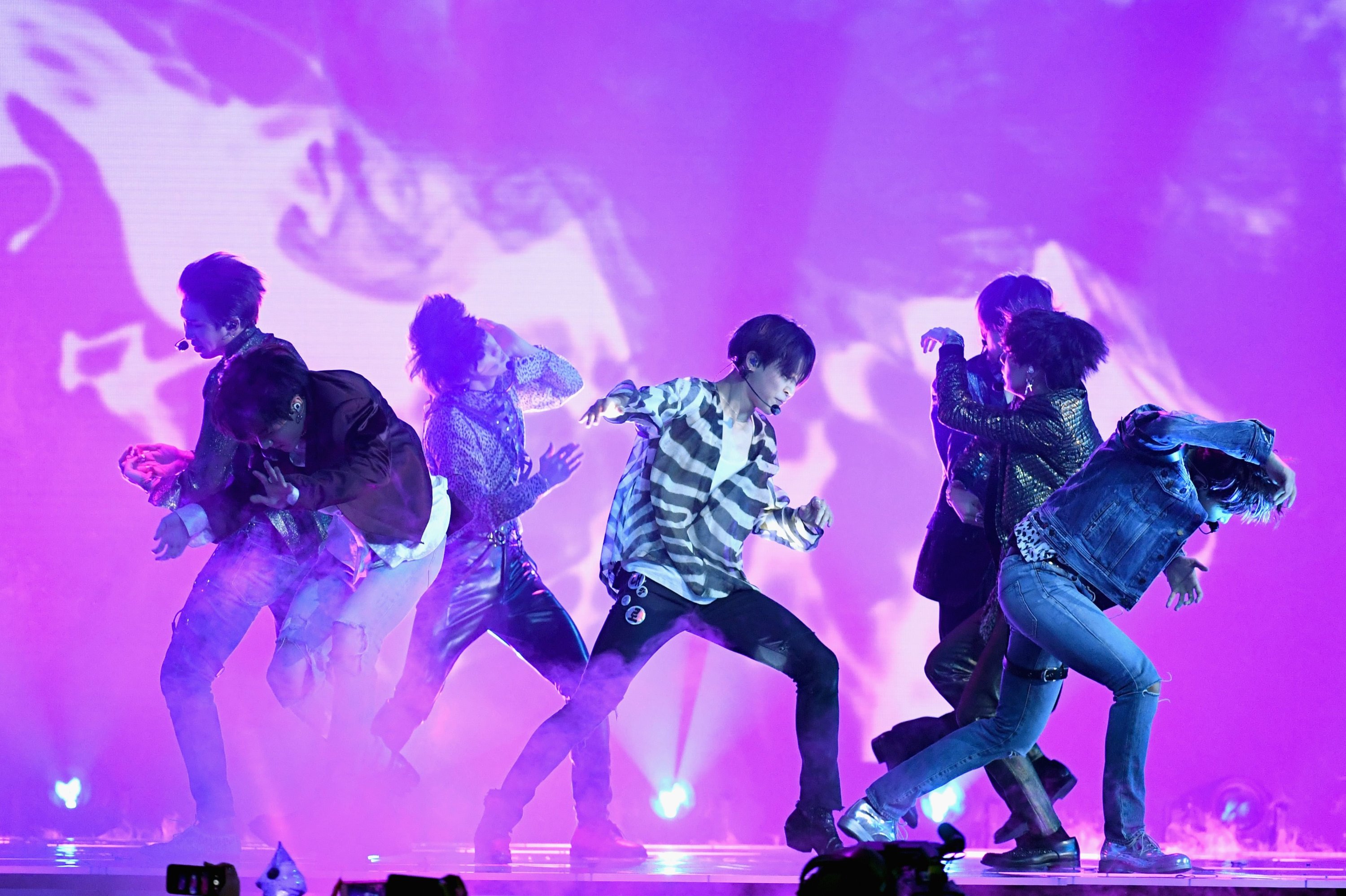 그룹 방탄소년단(BTS)이 20일(현지시간) 미국 네바다주 라스베이거스 MGM 그랜드 가든 아레나에서 열린 2018 빌보드 뮤직 어워드 무대에서 공연을 펼치고 있다.  (AFP)