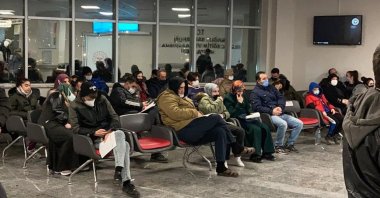 People waiting for treatment at the emergency room of a hospital, in Bilecik, western Turkey, Feb. 10, 2022. (PHOTO BY TUNA ÇAM)