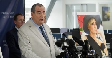 Brian Panish, an attorney for the family of late cinematographer Halyna Hutchins, speaks to reporters alongside a portrait of Hutchins during a news conference, Los Angeles, U.S., Feb. 15, 2022. (AP)