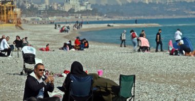 People on a beach in Antalya, southern Turkey, Feb. 15, 2022. (İHA PHOTO)