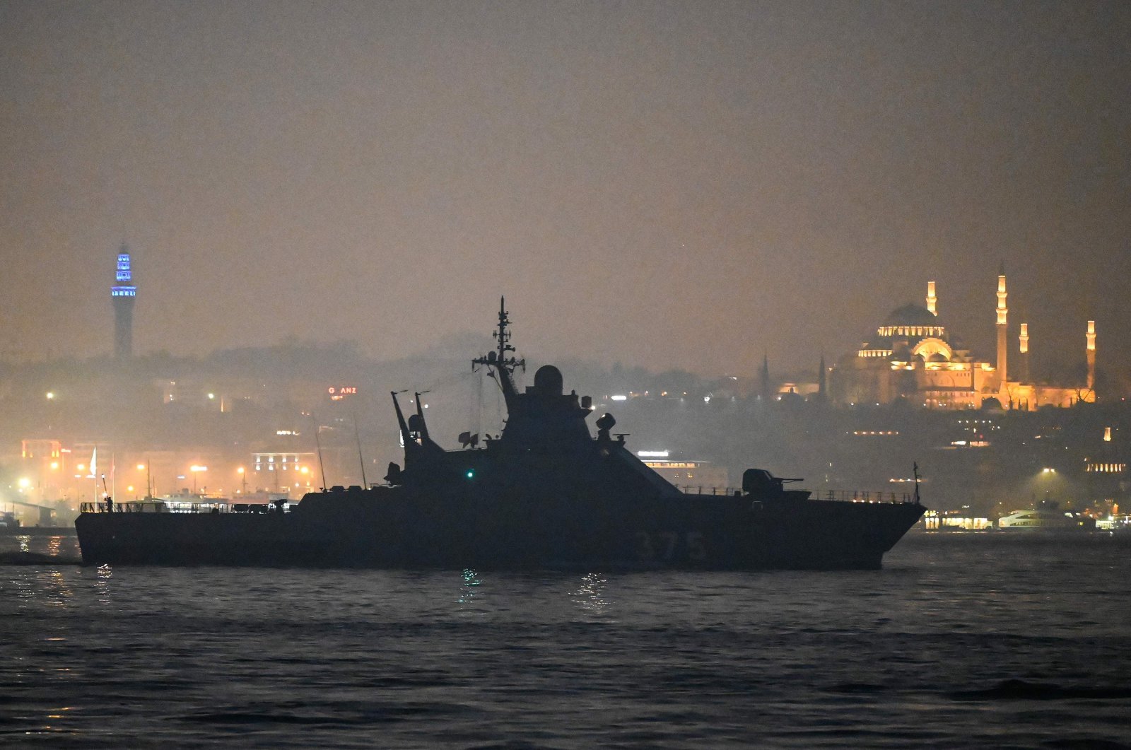 Russian Navy&#039;s Project 22160 Patrol Vessel Dmitriy Rogachev 375 sails through the Bosporus on the way to the Black Sea past the city Istanbul as Süleymaniye Mosque is seen in the background, Feb. 16, 2022. (AFP Photo)