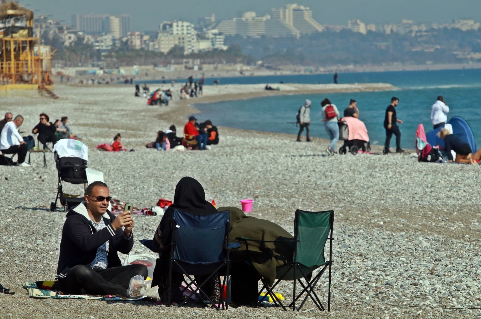 People on a beach in Antalya, southern Turkey, Feb. 15, 2022. (İHA PHOTO)