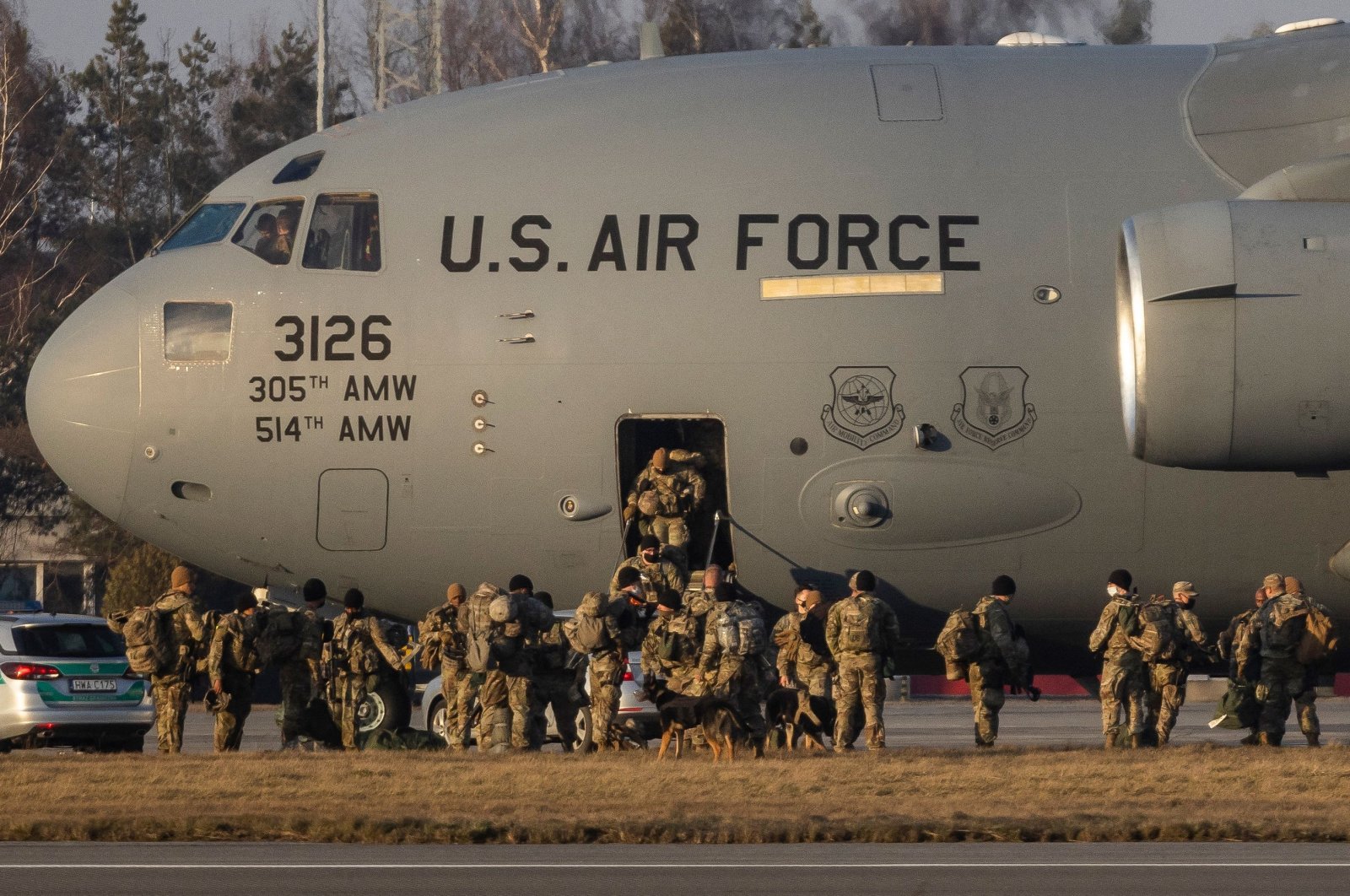 American soldiers disembark from a C-17 Globemaster cargo plane on the tarmac of Rzeszow-Jasionka Airport, southeastern Poland, on Feb. 16, 2022. (AFP Photo)