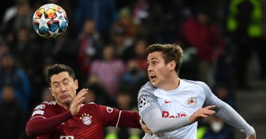 Salzburg’s Max Woeber (R) in action against Munich's Robert Lewandowski (L) during a UEFA Champions League last-16 match, Salzburg, Austria, Feb. 16, 2022. (EPA Photo)