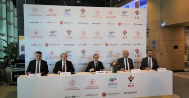 TÜBITAK Vice President Ahmet Yozgatlıgil (L), Aspilsan's General Manager Ferhat Özsoy (2nd L), GMKA Deputy Secretary-General Abdullah Güç (C), Eti Maden General Manager Serkan Keleşer (R) and Enerjisa Üretim top executive Ihsan Erbil Bayçöl attend the signing ceremony for the cooperation protocol for the Green Hydrogen Plant, Istanbul, Turkey, Feb. 17, 2022. (AA Photo)