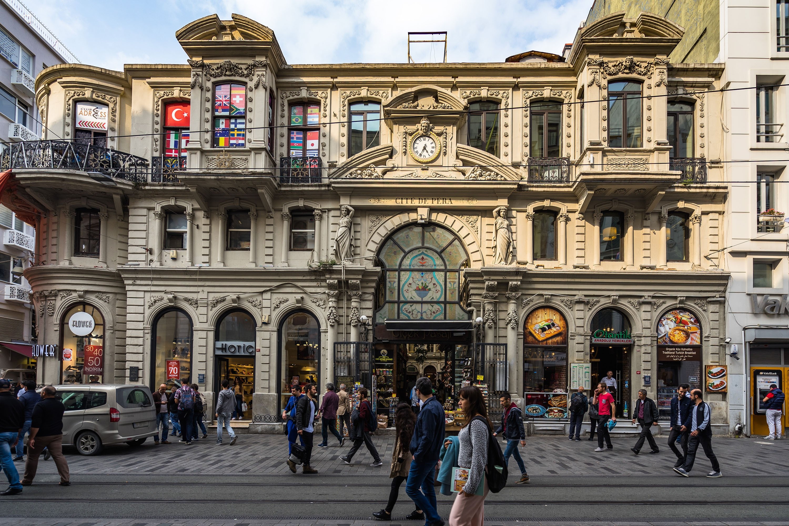 Οι άνθρωποι περπατούν μπροστά από το Cite de Pera, ή το içek Pasajı (Πέρασμα Λουλουδιών) στο Beyoglu, Κωνσταντινούπολη, Τουρκία, Οκτώβριος 2018.  (Φωτογραφία Shutterstock)