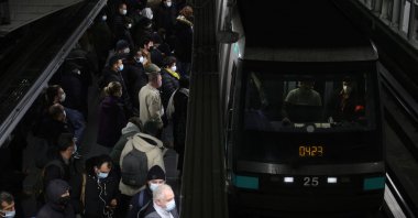 Commuters crowd into a metro at the Gare du Nord subway station during a day strike by the Paris transport network (RATP) workers to demand pay hikes, in Paris, France, Feb. 18, 2022. (Reuters Photo)
