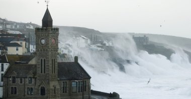Large waves and strong winds hit during Storm Eunice, in Porthleven, Cornwall, Britain, Feb. 18, 2022. (Reuters Photo)