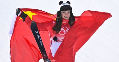 China's Eileen Gu after winning gold in Beijing Games women's halfpipe final, Zhangjiakou, China, Feb. 18, 2022. (AFP Photo)