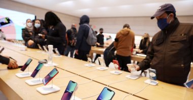 People shop for smartphones in an Apple Store in Manhattan, New York City, U.S., Feb. 11, 2022. (Reuters Photo)