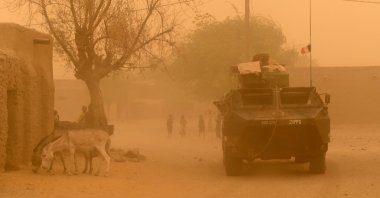 An armored vehicle of the French 93rd Mountain Artillery Regiment leaves Goundam in the Timbuktu region, northern Mali, during a joint operation "La Madine 3" with Malian army forces as part of the Operation Barkhane, an anti-terrorist operation in the Sahel, June 3, 2015. (AFP File Photo)