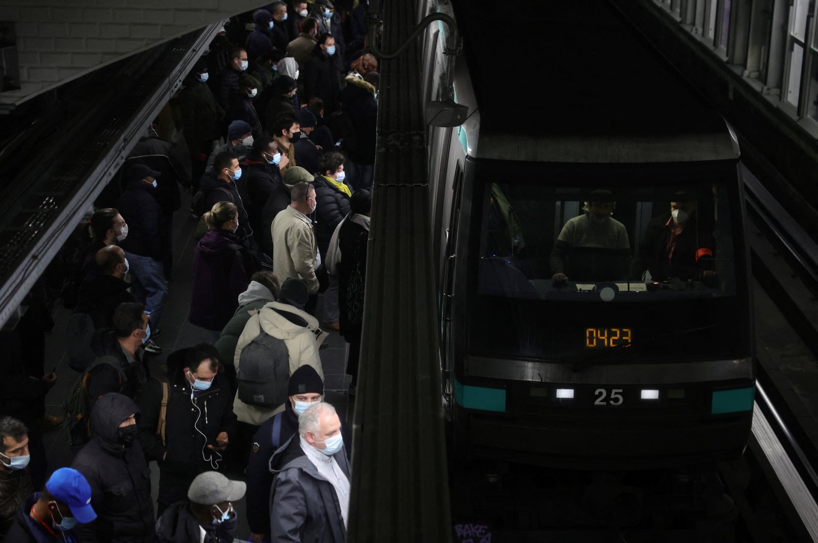 Commuters crowd into a metro at the Gare du Nord subway station during a day strike by the Paris transport network (RATP) workers to demand pay hikes, in Paris, France, Feb. 18, 2022. (Reuters Photo)