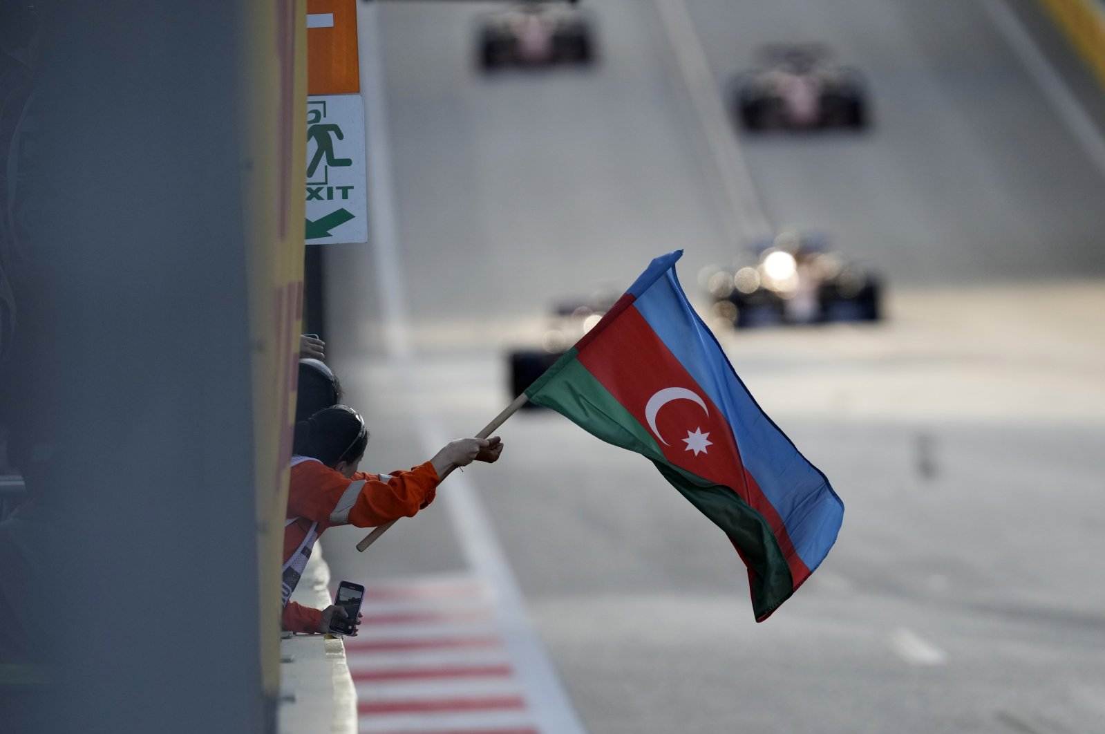 A track marshal waves Azerbaijan&#039;s flag during the Formula One Grand Prix at the Baku City Circuit, Baku, Azerbaijan, June 6, 2021. (AP Photo)