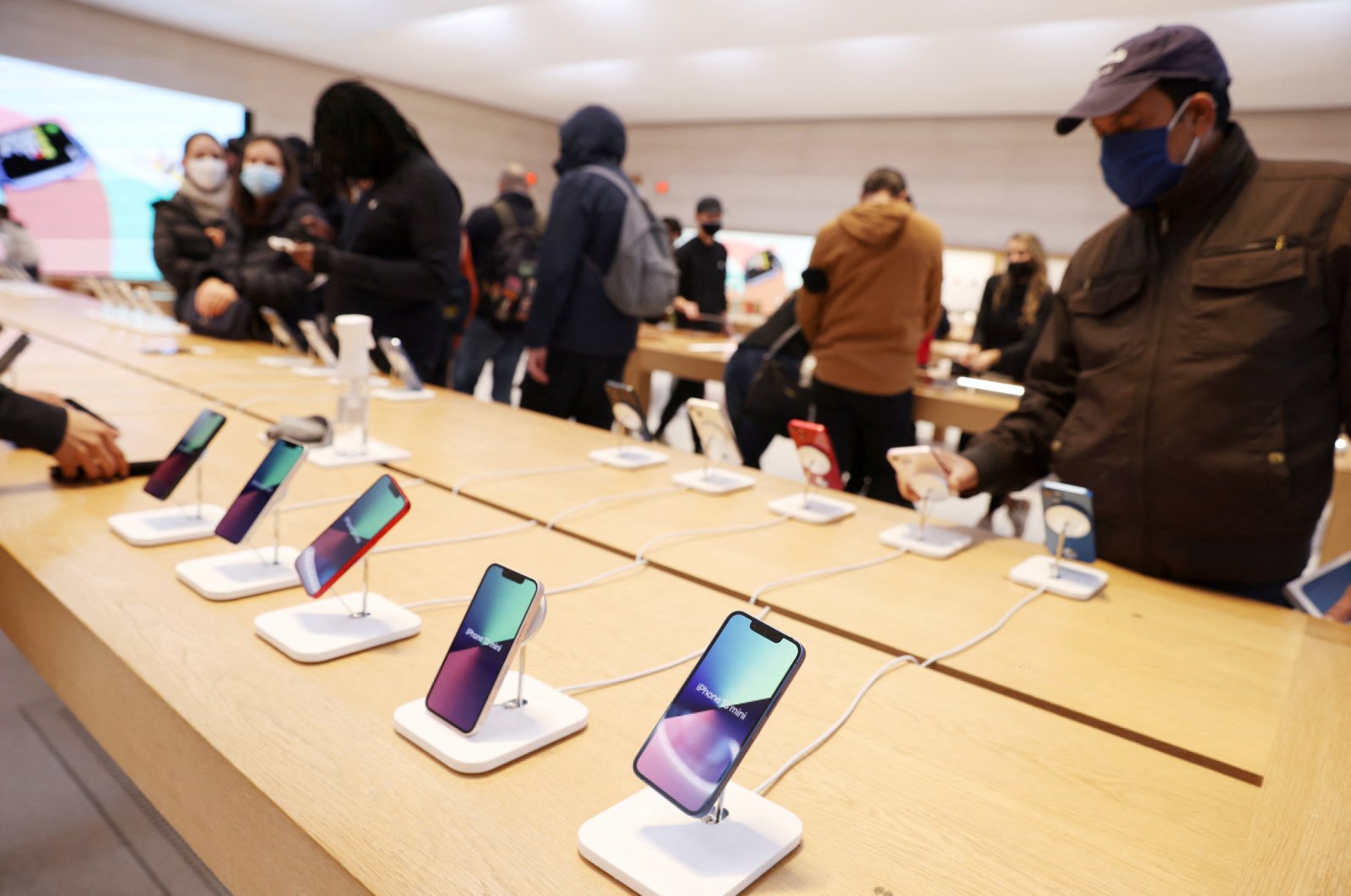 People shop for smartphones in an Apple Store in Manhattan, New York City, U.S., Feb. 11, 2022. (Reuters Photo)