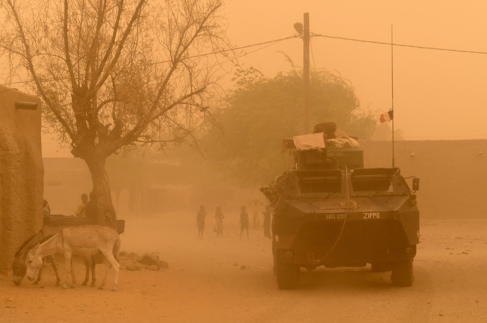 An armored vehicle of the French 93rd Mountain Artillery Regiment leaves Goundam in the Timbuktu region, northern Mali, during a joint operation &quot;La Madine 3&quot; with Malian army forces as part of the Operation Barkhane, an anti-terrorist operation in the Sahel, June 3, 2015. (AFP File Photo)