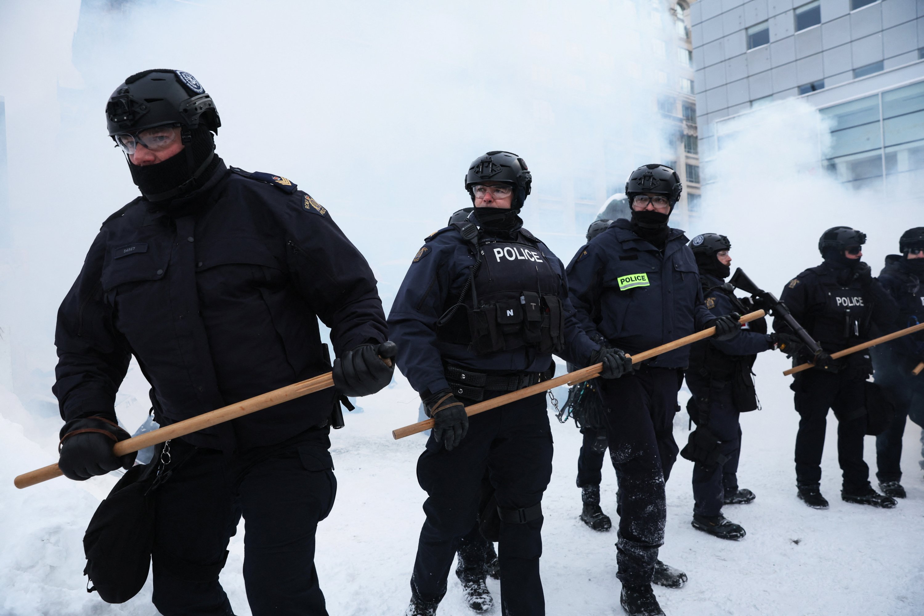 Canadian police officers move protesters towards Parliament Hill, as they work to restore normality to the capital while trucks and demonstrators continue to occupy the downtown core for more than three weeks to protest COVID-19 restrictions in Ottawa, Ontario, Canada, Feb. 19, 2022. (Reuters Photo)
