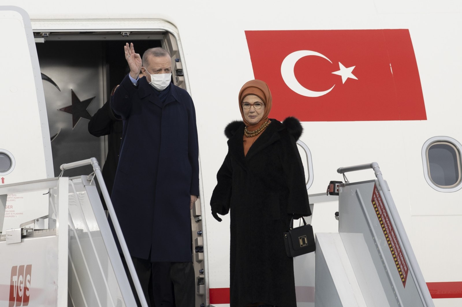 President Recep Tayyip Erdoğan (L) and first lady Emine Erdoğan arrive in Kyiv, Ukraine, on Feb. 3, 2022. (AA)