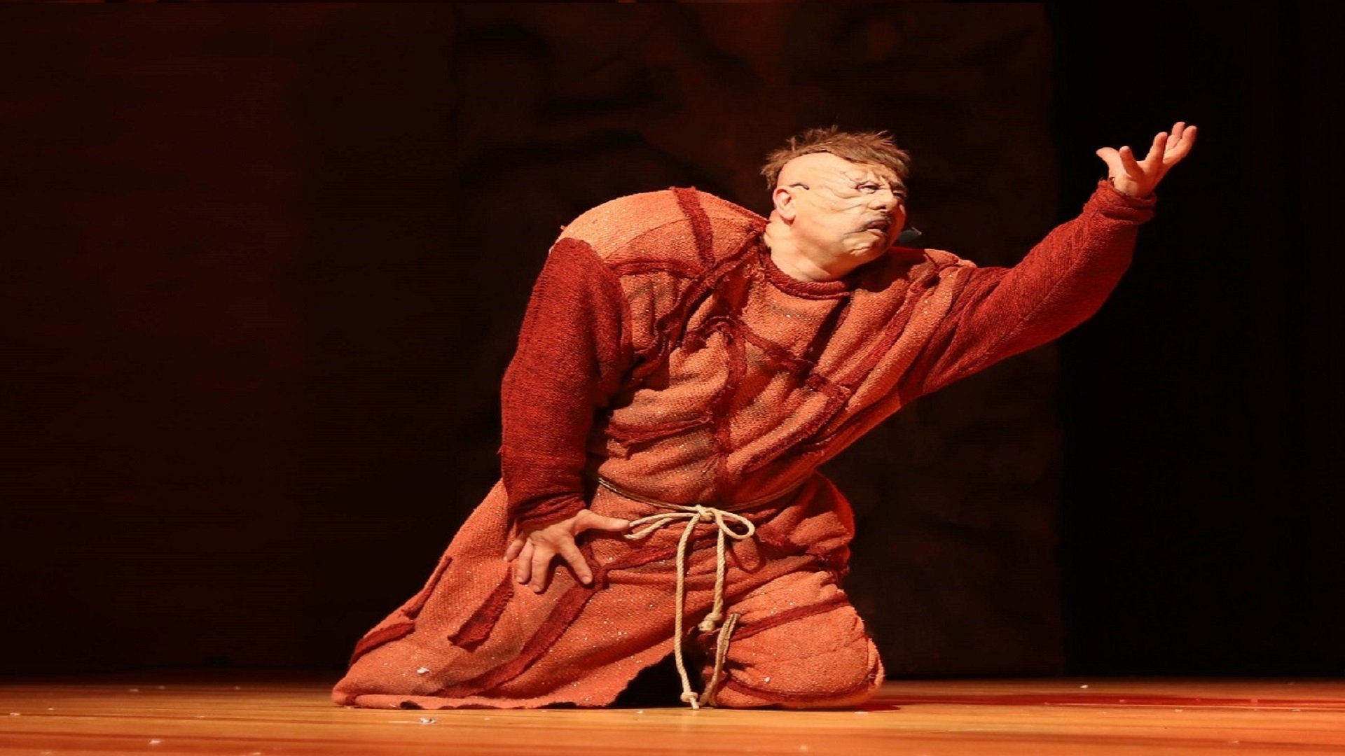 Vural Bingöl as Quasimodo in 'The Hunchback Of Notre Dame' musical. (Courtesy Of Kumbara Visual Arts Theater)