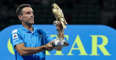 Roberto Bautista Agut lifts the 2022 ATP Qatar Open trophy, Doha, Qatar, Feb. 19, 2022. (AFP Photo)