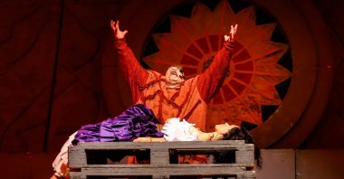 Vural Bingöl As Quasimodo And Kamala Mustafayeva As Esmeralda In 'The Hunchback Of Notre Dame' Musical. (Courtesy Of Kumbara Visual Arts Theater)