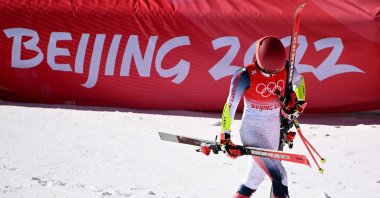 USA&#039;s Mikaela Shiffrin leaves the finish area after team USA was defeated by Norway in the mixed team parallel small final during the Beijing 2022 Winter Olympic Games, Yanqing, China, Feb. 20, 2022. (AFP Photo)